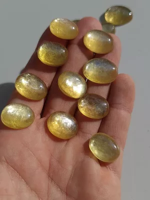 cabochon lepidolite micca jaune