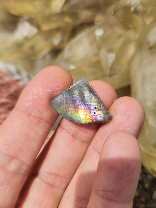 Petit cabochon de Labradorite multicolore