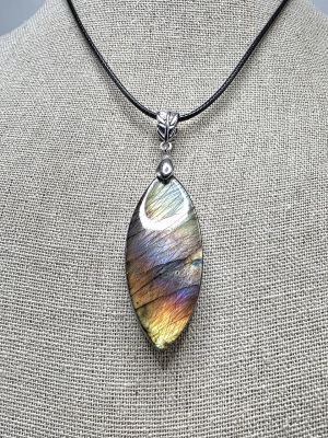 Pendentif bouclier énergétique labradorite